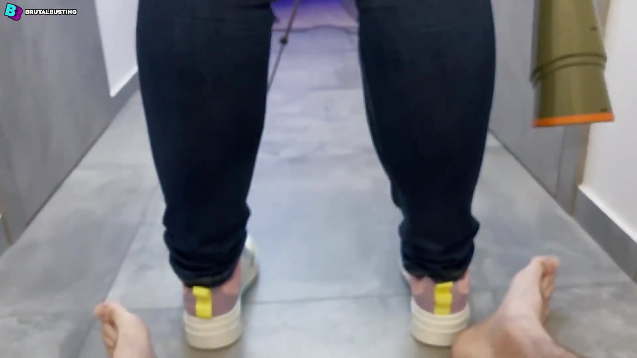 Sein verdammter Körper wird für Tritttraining benutzt! Seine riesigen Hoden verdienen das! - Dave Moon – Jennifer – Bbusting (Ballbusting)