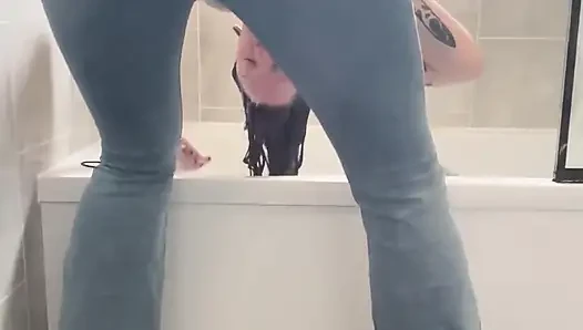 Mencuci rambut dengan sepatu hak tinggi