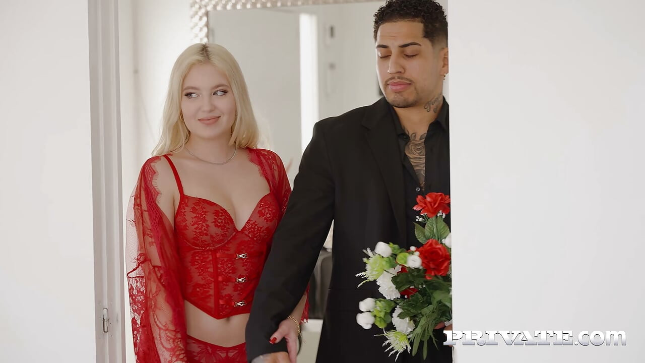 Private Com - Layla Scarlet מזיינת את מתנת ולנטיין שלה בשלישייה עם Nikoletta Queen