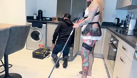 Tesisatçı Calvin hizmetçi Sandy'i iş üstünde sert sikiyor