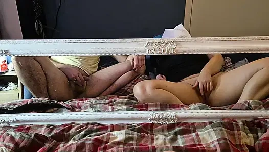 Мастурбирую вместе перед зеркалом