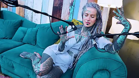 U hakkında konuşuyorum - rahatsız - asmr podcast sfw konuşuyor gotik sıska kız dreadlocks dövmeli model dövmeli kız