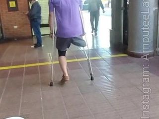 Amputierter Typ geht spazieren