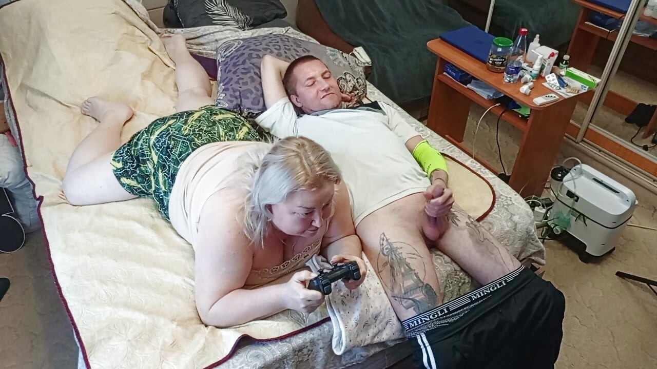 コンソールのゲームは、継母が精液を飲み込んだフェラチオで締めくくられます