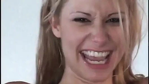 Superbeinige studentin fickt auf der party mit den besten freunden auf dem tisch