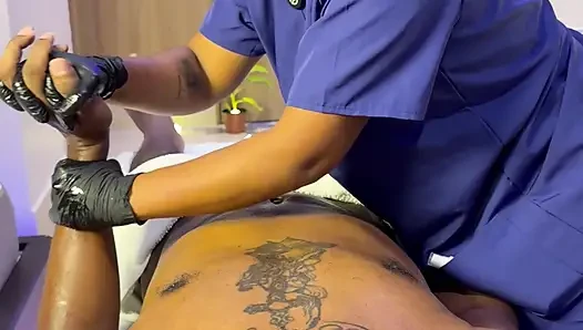 Amatör spa masajı seansı - gerçek çift ırklararası mutlu son [dikey 4k]