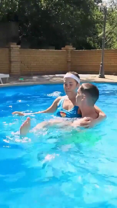 Puedes encontrarme en la piscina, ver lo flexible que soy en ClubSweethearts | Clip 1