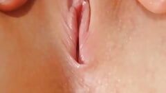 Buceta adolescente de 18 anos - close-up do orgasmo