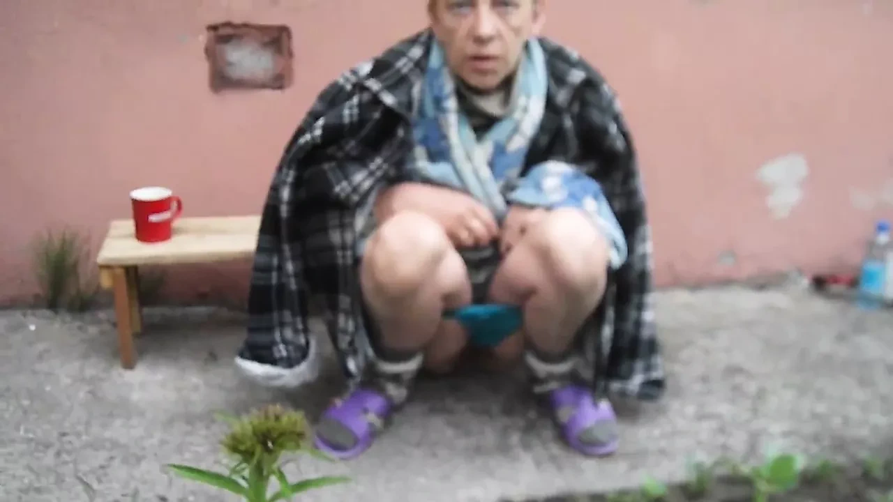 俄罗斯女人撒尿