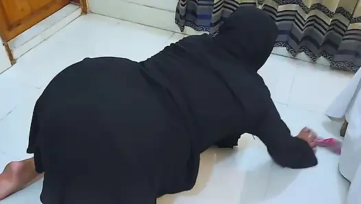 Stiefmutter unter dem bett stecken und zeigen sie ihren großen arabischen muslimischen arsch, um von saudi kafeel anal gefickt zu werden