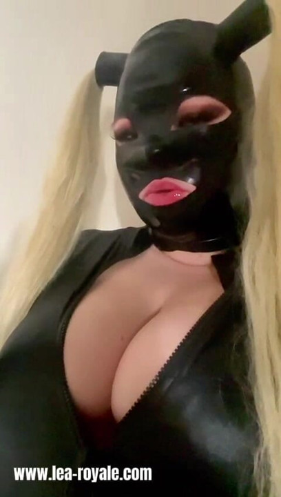 Vaping đeo mặt nạ cao su mặc catsuit