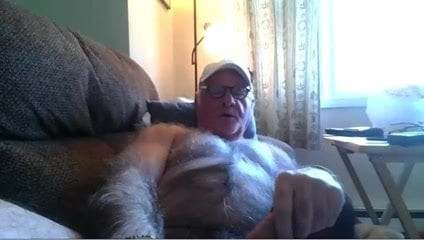 Abuelo golpe en webcam