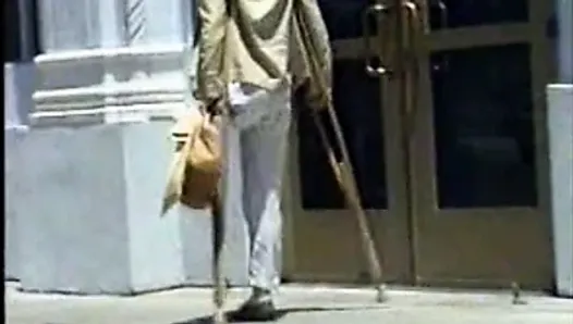 Lak 截肢妇女在街上拄着拐杖