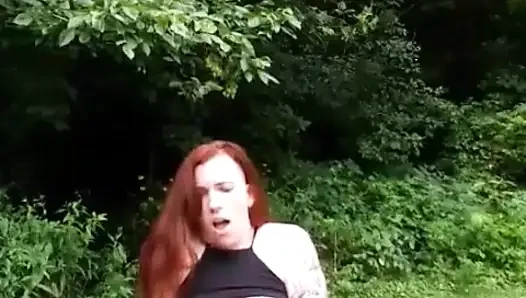 Exhibitionistische rothaarige kommt hart im park