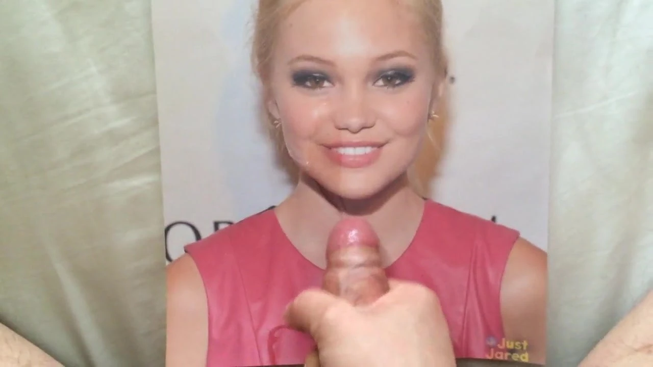 Olivia Holt se corre en homenaje 2