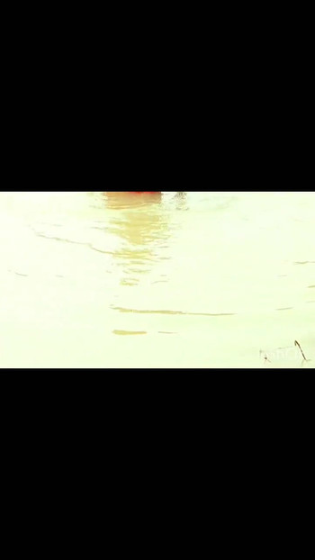 Mächtiger moment von "Outdoor-spaß und bad im fluss"