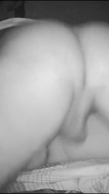 「インドの村の家の妻がセクシーな巨乳キス」の思い出に残る瞬間
