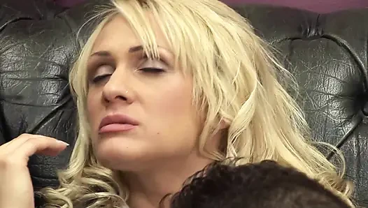 Blonde büro-schlampe mag sperma in ihrem mund