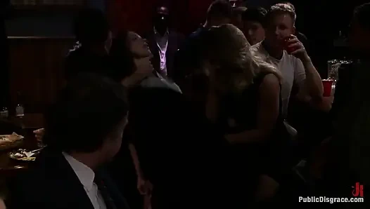 Очаровательную Jessi Palmer подвесили только ее косичками и лодыжками и трахнули