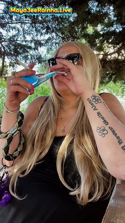İri güzel Brezilyalı orta yaşlı seksi kadın tanrıça sabah açık havada sigara içme ayini kalçalarını gösteriyor