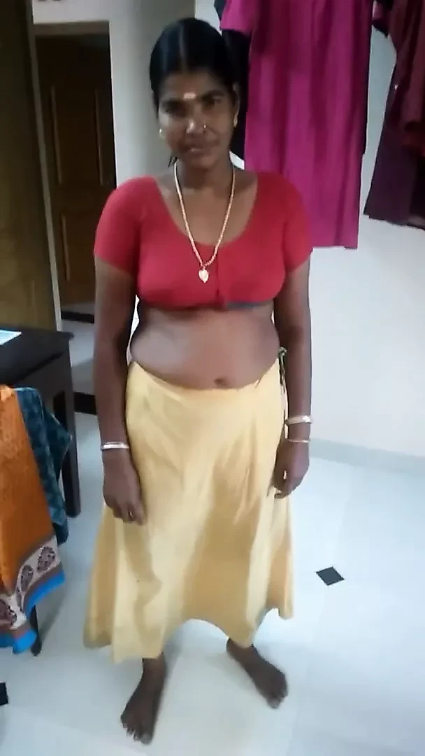 Malayali hot aunty in a saree shows her nude body to neighbor