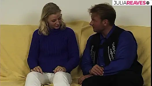 Девушка с большой дыркой испытывает дилдо