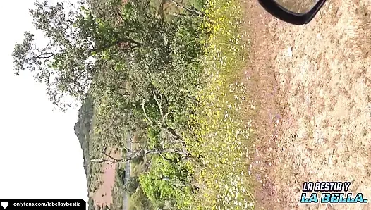 Aku ngentot rekan kerjaku di dalam mobil sampai aku crot di kakinya