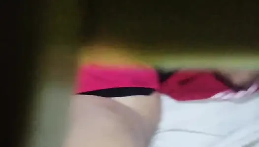 ep9 Desi stiefmutter fand die kamera von stiefsohn und sie strippt für ihn, um muschi-show zu sehen beginnt, auf dem bett zu legen beginnt ihren möpse-job