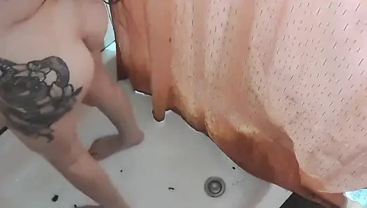 Duşa bir kamera koydun ve beni gözetliyorsun