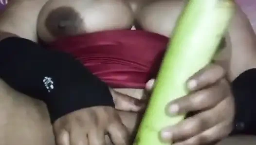 Ã1/4ck savita bhvi flasche in ihre muschi gourbiert. Ihre Muschi öffnete sich und wurde knallrot, und alle ihre Säfte sprudelten heraus.