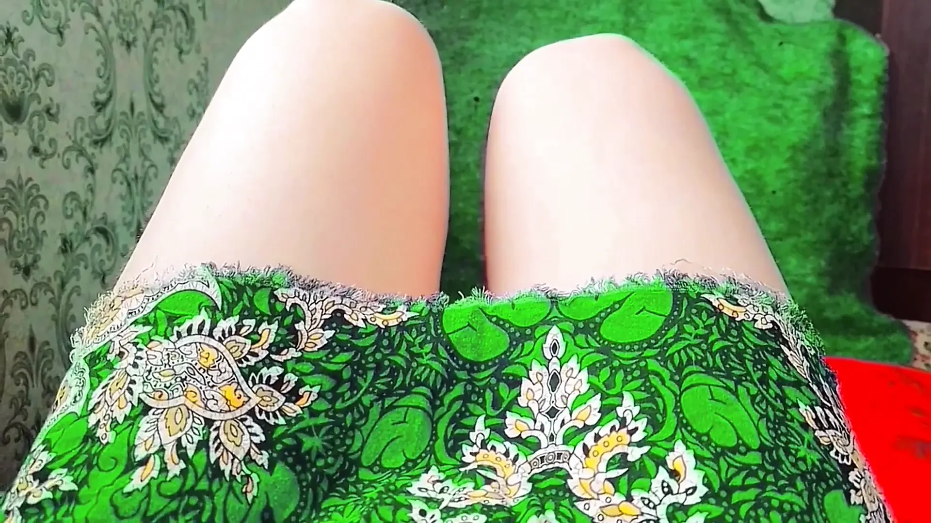 Frumusețe transsexuală uimitoare stând în ploaie cu umbrelă