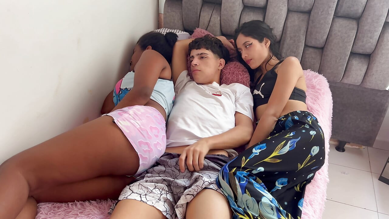 Comparto cama con la mejor amiga de mi novia y esta hace que yo me la folle duro