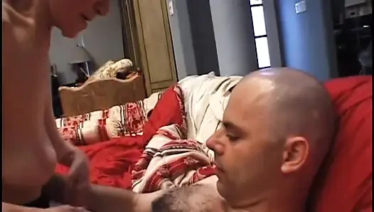 Старая и молодая милфа трахается в тройничке