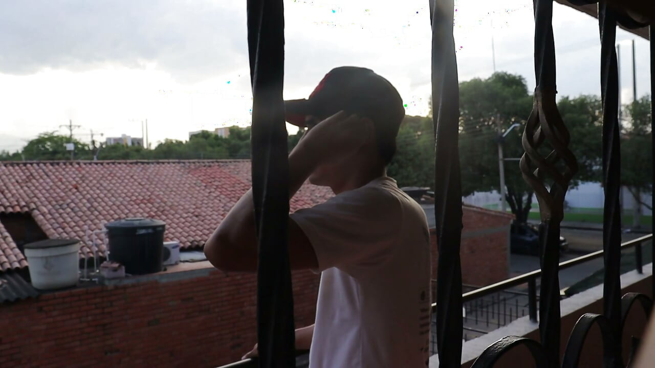 Eu olho pela janela para o novo vizinho latino da vizinhança e o convido para transar no meu apartamento