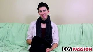 Dik twink alex ria maddeleri bir dev yapay penis yukarı onun sıkı göt