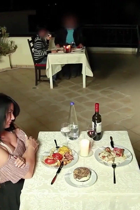 Levado debaixo da mesa no meio do restaurante