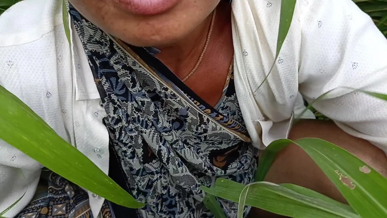 In the millet field, my elder sister-in-law sucked the cock and ass Mari opened the field of millet and killed my sister-in-law's ass