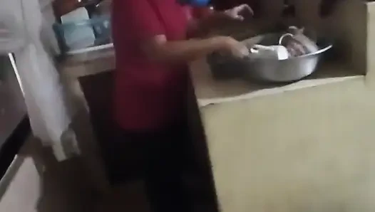 Karım oturma odasındayken hizmetçiyi mutfakta sikiyorum