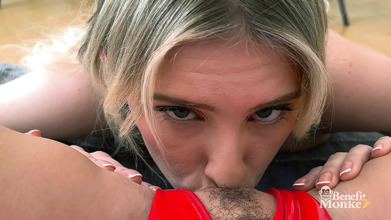 受益猴子：Melody Marks品尝阿米拉的阴户，然后引爆他们