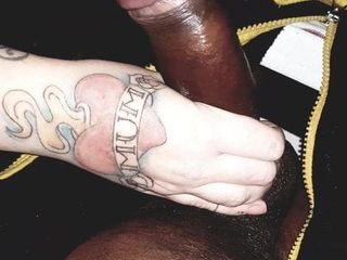 Межрасовая татуированная белая девушка поглаживает мой большой черный член