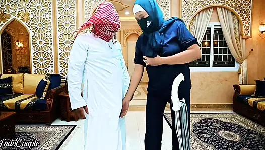 Ein schöner muslimischer Hijab-Boss will, dass ich in Saudi-Arabien den winzigen Schwanz einer Haushälterin ficke
