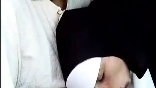 Esmer Alman ateşli anne bebek fetiş sahnesinde sikiliyor