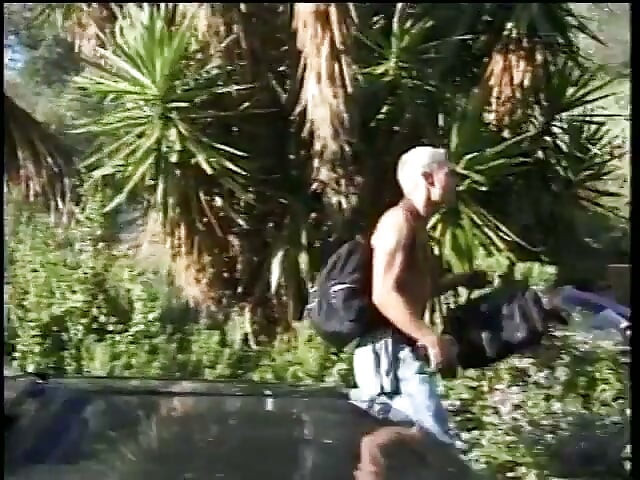 Dois garotos gays safados chupam o pau um do outro no jardim