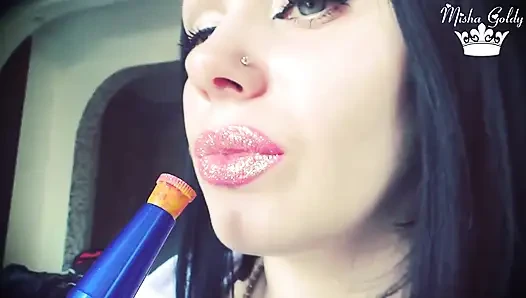 Курение кальяна и фетиш с губной помадой