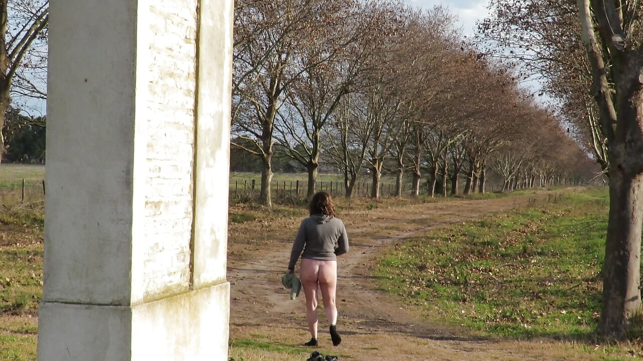 Patricia visite la ferme pour la première fois et se déshabille