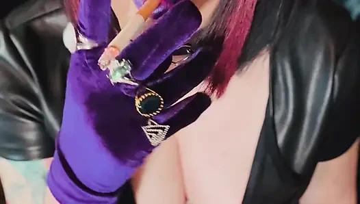 Sigara içen kraliçe Tina Snua deri ve eldivenle mantar sigarası içiyor