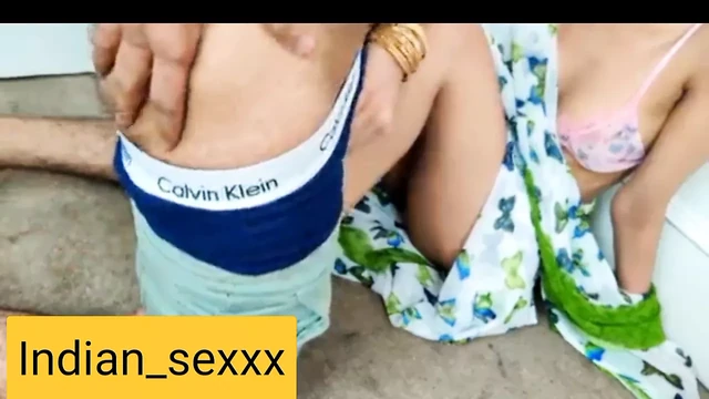 Bhabhi ko apne bade lund par jhulaya