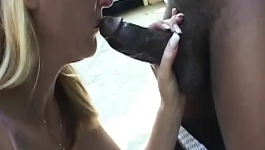 Blonde MILf nimmt pulsierenden bbc im freien tief in den hals, sabbern, wild sabbern