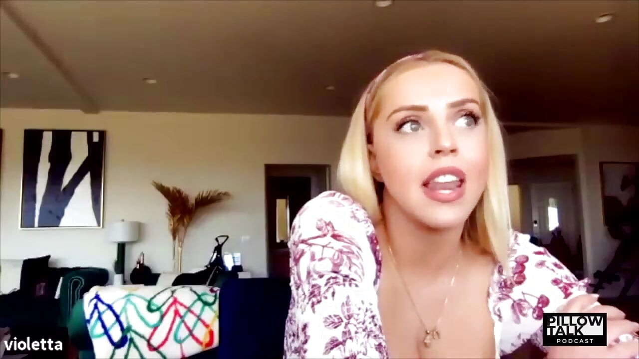 Violet Benson fica real com a co-apresentadora Francesca Farago