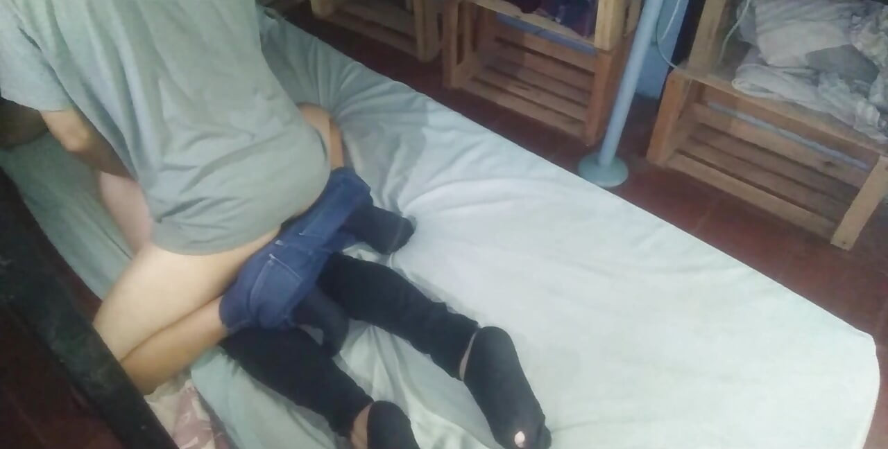 Eu tirei do lado uma de camisa branca e sapatos pretos no crepúsculo